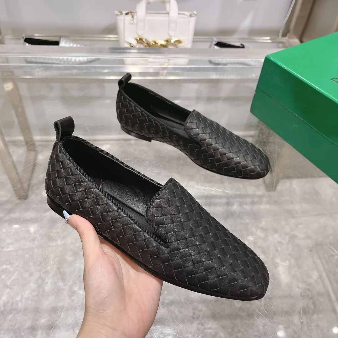 [BV] Top P: 760💰Size for couples: 35-44 (Female 40.41. Male 38 45. Customized and non-returnable) (Bottega Veneta) Genuine leather outsole classic woven beanie shoes, set of feet and heels for two wears Blessed are the little feet👣👣Comfortable casual shoes that can be worn all year round, made of imported first-layer sheepskin➕fine-quality sheepskin leather, imported sheepskin lining, luxury genuine leather outsole [rose][rose], Bottega Veneta is an Italian luxury brand. Made using traditional Italian leather craftsmanship. .